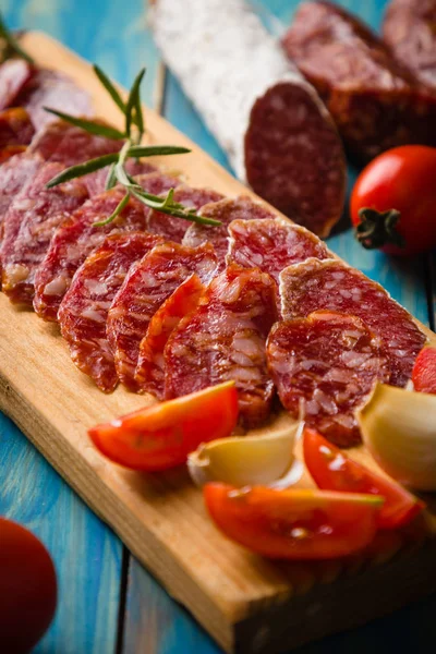 Salsichas de porco e carne de bovino curadas — Fotografia de Stock