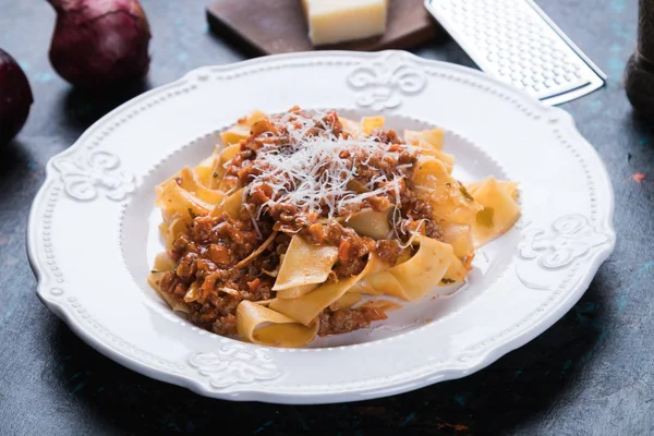 Italienischer Ragu Bolognese mit flachen Fettuccine-Nudeln — Stockfoto