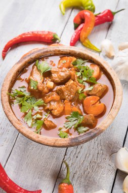 Gulaş kasede servis ediliyor.