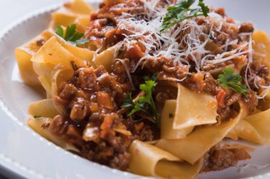 İtalyan ragu bolonez ve düz fettuccine makarna.