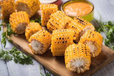 Kızarmış mısır dilimleri.