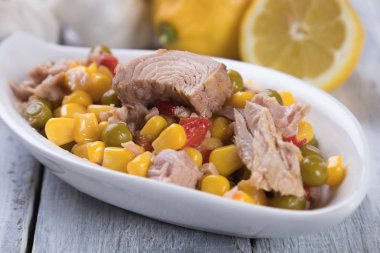 skyline van atlanta (Georgia)ton balıklı salata sebze ile