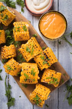 Kızarmış mısır dilimleri.