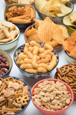Parti yemeği olarak sunulan tuzlu atıştırmalıklar.