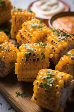 Kızarmış mısır dilimleri.