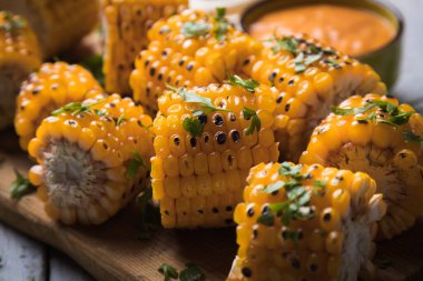 Kızarmış mısır dilimleri.