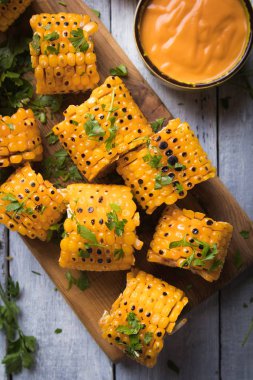 Kızarmış mısır dilimleri.