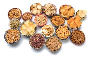 Beyaz üzerine izole edilmiş tuzlu atıştırmalıklar