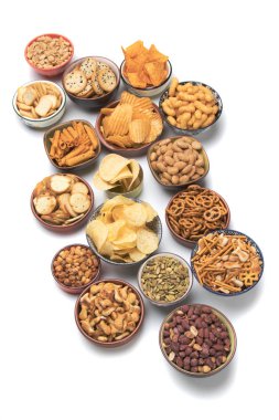 Beyaz üzerine izole edilmiş tuzlu atıştırmalıklar