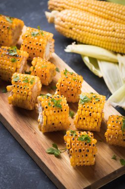 Kızarmış mısır dilimleri.