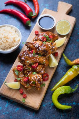 Asya baharatlı tavuk kanatları