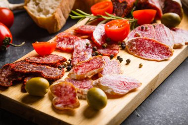 Pişmiş domuz ve sığır eti sosisi.