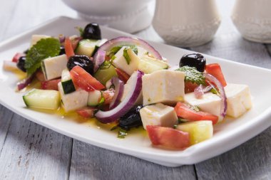 Beyaz peynirli Yunan salatası.