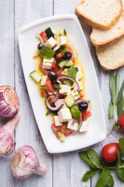 Beyaz peynirli Yunan salatası.