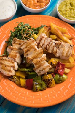 ızgara tavuk eti şiş üzerinde