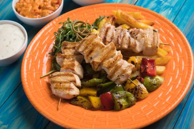 ızgara tavuk eti şiş üzerinde