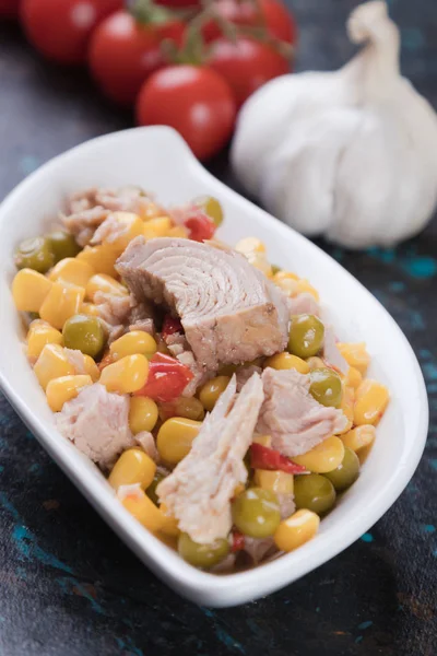 Tuna salad with vegetables — Stock Photo, Image