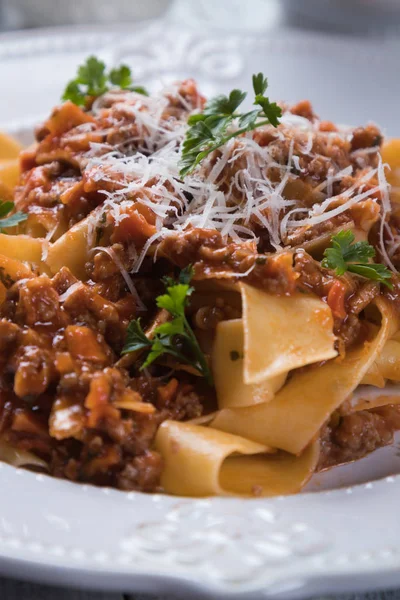 Ragoût italien bolognais aux pâtes fettuccine plates — Photo