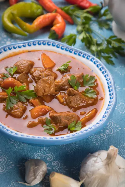 Gulash de ternera servido en tazón — Foto de Stock