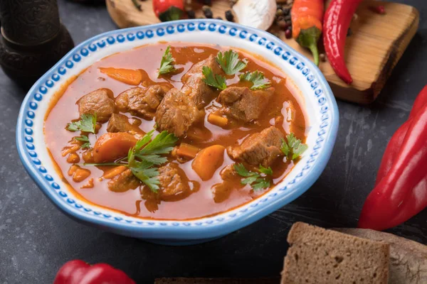 Gulasch di manzo servito in ciotola — Foto Stock