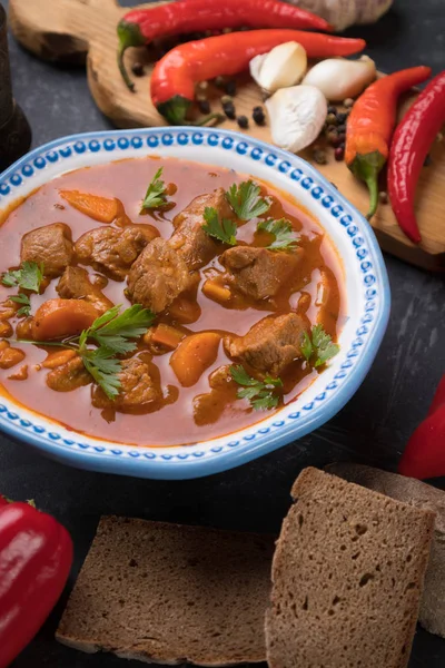 Gulash de ternera servido en tazón —  Fotos de Stock