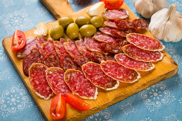 Salsichas de porco e carne de bovino curadas — Fotografia de Stock