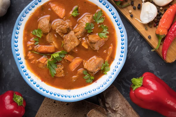 Gulash de ternera servido en tazón —  Fotos de Stock