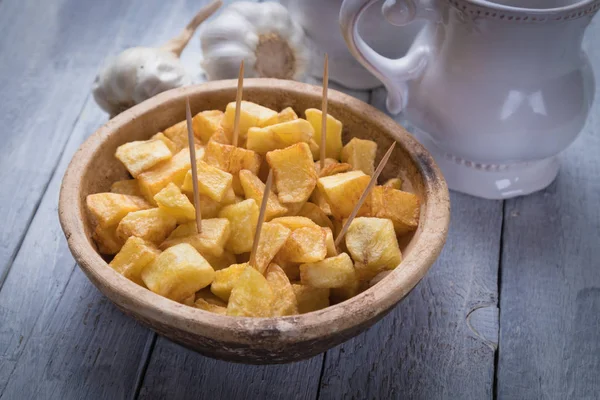 Patatas bravas, spanische Bratkartoffeln — Stockfoto