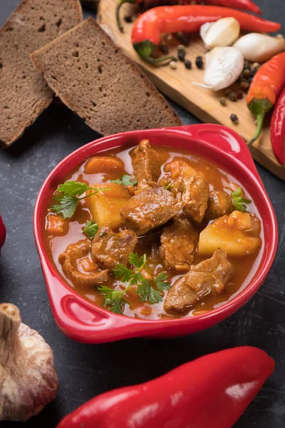 Rindergulasch in Schüssel serviert — Stockfoto