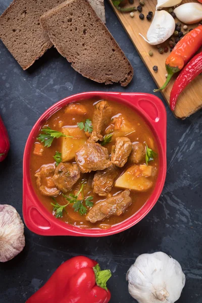 Rindergulasch in Schüssel serviert — Stockfoto