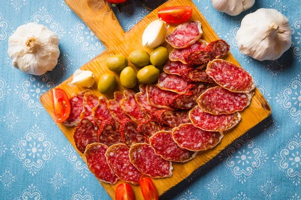 Salsichas de porco e carne de bovino curadas — Fotografia de Stock