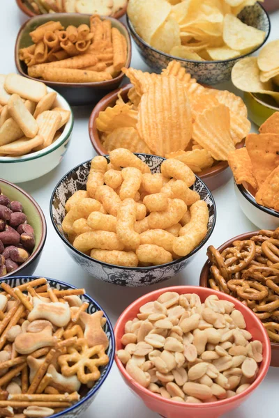 Parti yemeği olarak sunulan tuzlu atıştırmalıklar.