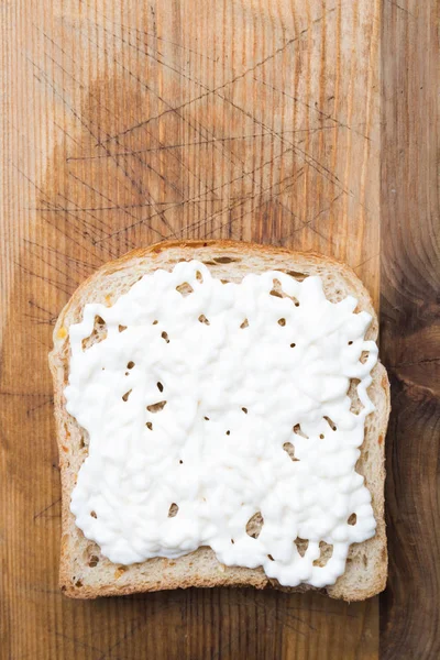 Rostat bröd med majonnäs utspritt — Stockfoto