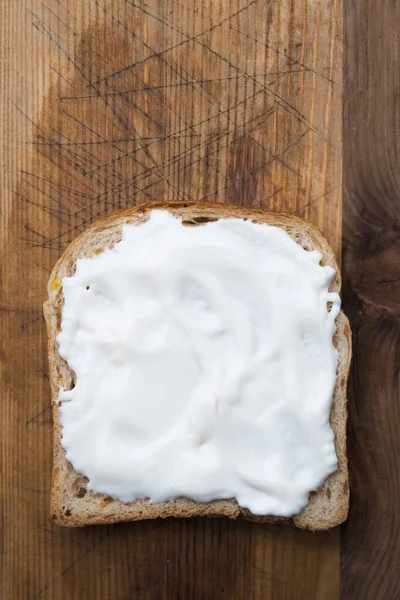 Fatia de pão torrado com maionese espalhada — Fotografia de Stock