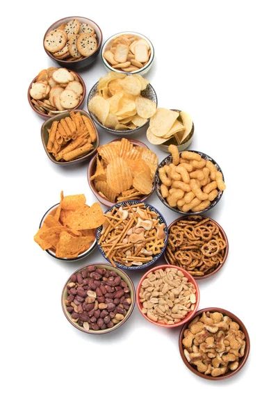 Snacks salados aislados en blanco — Foto de Stock