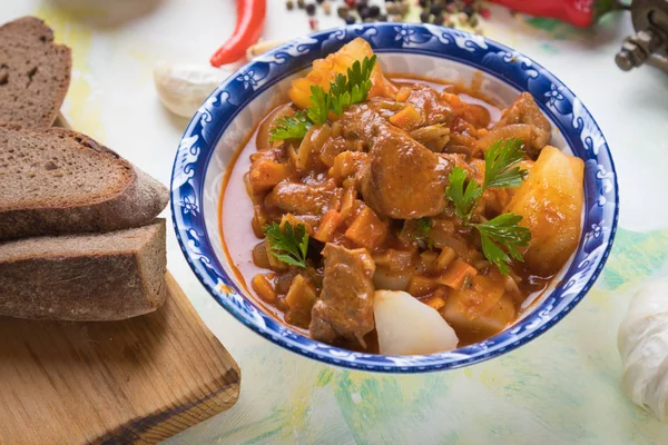 Rindergulasch in Schüssel serviert — Stockfoto