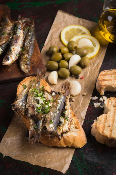마늘과 올리브 오일을 곁들인 정어리 생선 샌드위치 — 스톡 사진