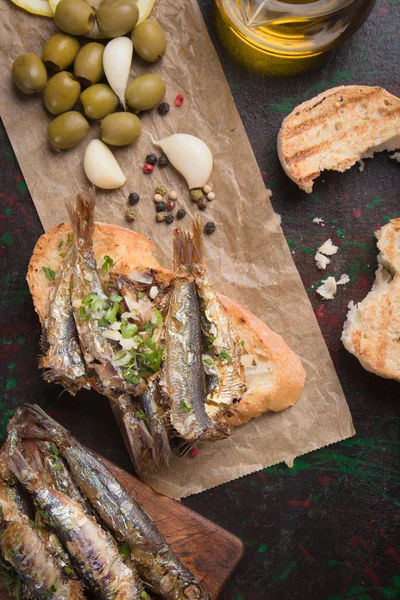 Sanduíche de peixe sardinha com alho e azeite — Fotografia de Stock