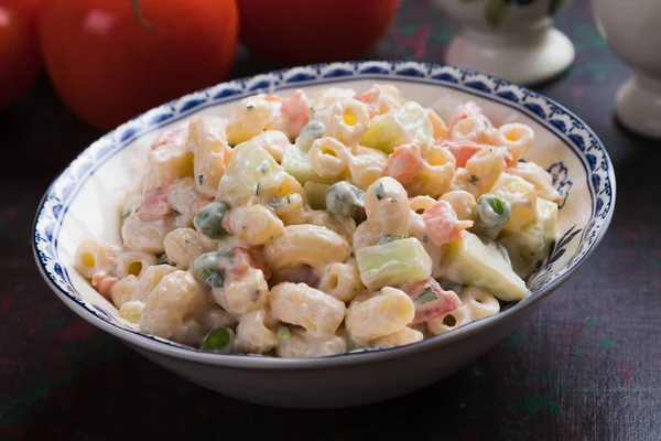 Ensalada casera de macarrones con verduras — Foto de Stock