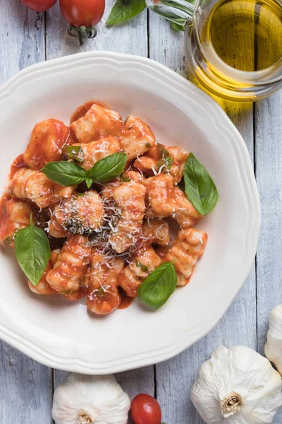 Gnocchi di patata en salsa de tomate —  Fotos de Stock