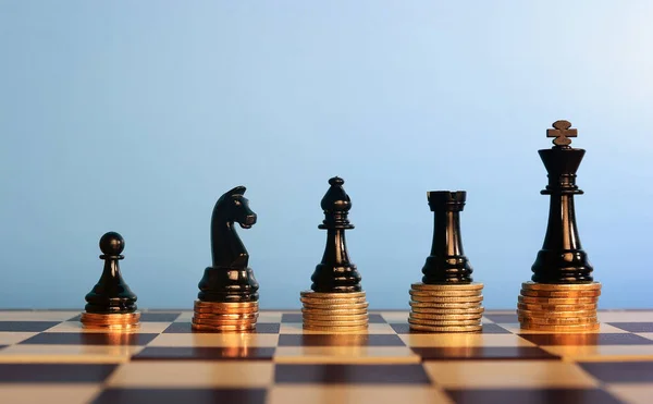 Šachové figurky na skládaný mince, — Stock fotografie