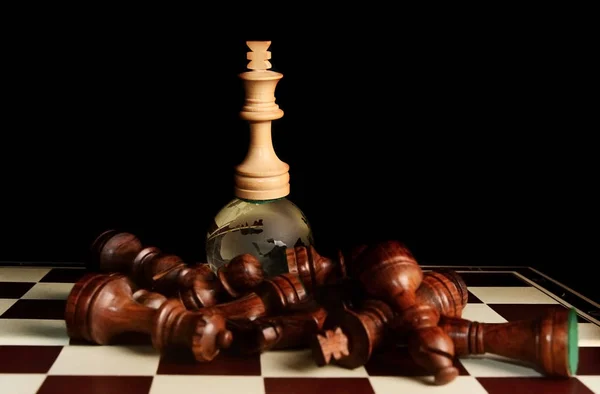 Rei de xadrez no globo — Fotografia de Stock