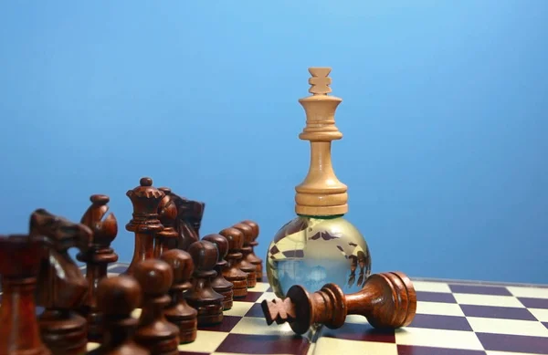 Šachový král na zeměkouli — Stock fotografie