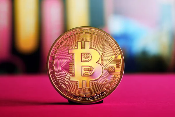Bitcoin em fundo colorido — Fotografia de Stock