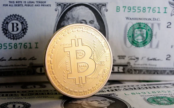 Bitcoin en billete de dólar — Foto de Stock