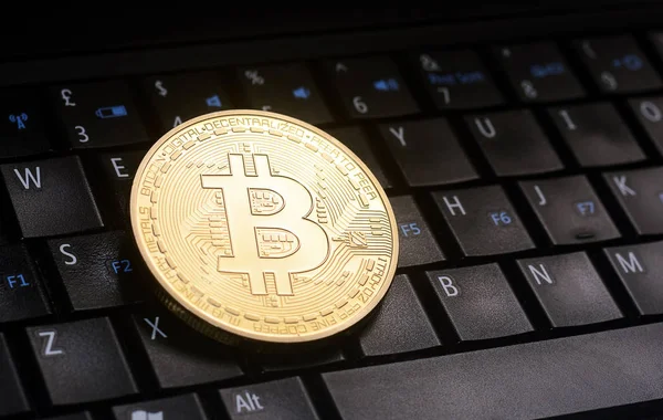 Bitcoin no laptop — Fotografia de Stock