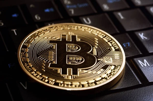 Bitcoin moeda l no teclado do laptop — Fotografia de Stock