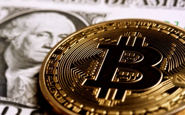 Bitcoin na jeden dolar banknotów. — Zdjęcie stockowe