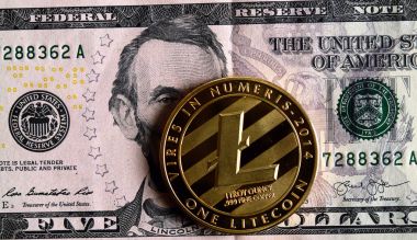 Beş dolarlık banknot üzerinde Litecoin.