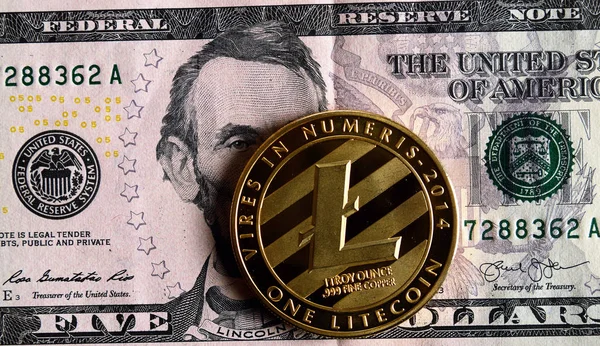 Litecoin na pięć Dolar banknotów. Obrazek Stockowy